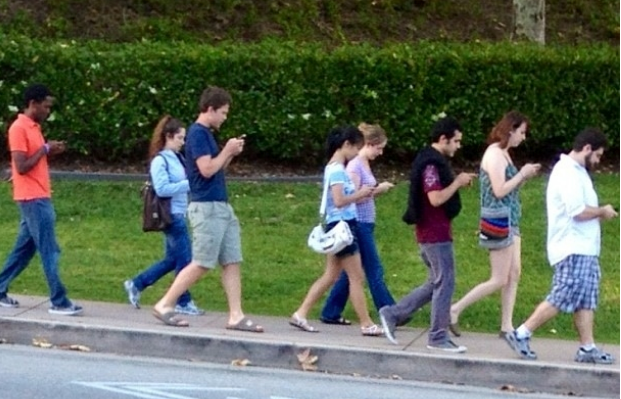 walking-with-cell-phones